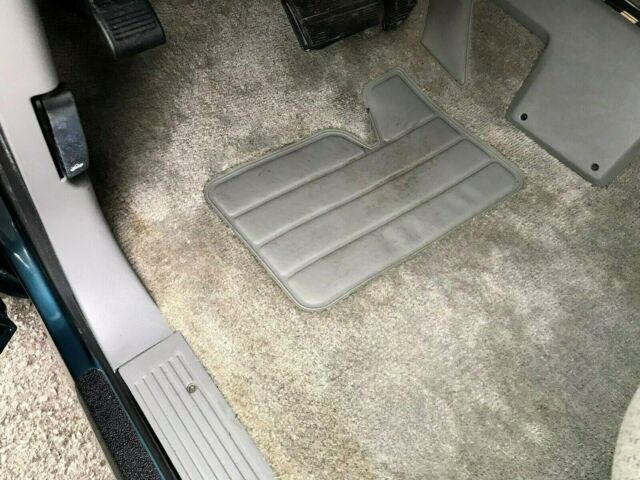 1994 Chevrolet Suburban LS - photo 9
