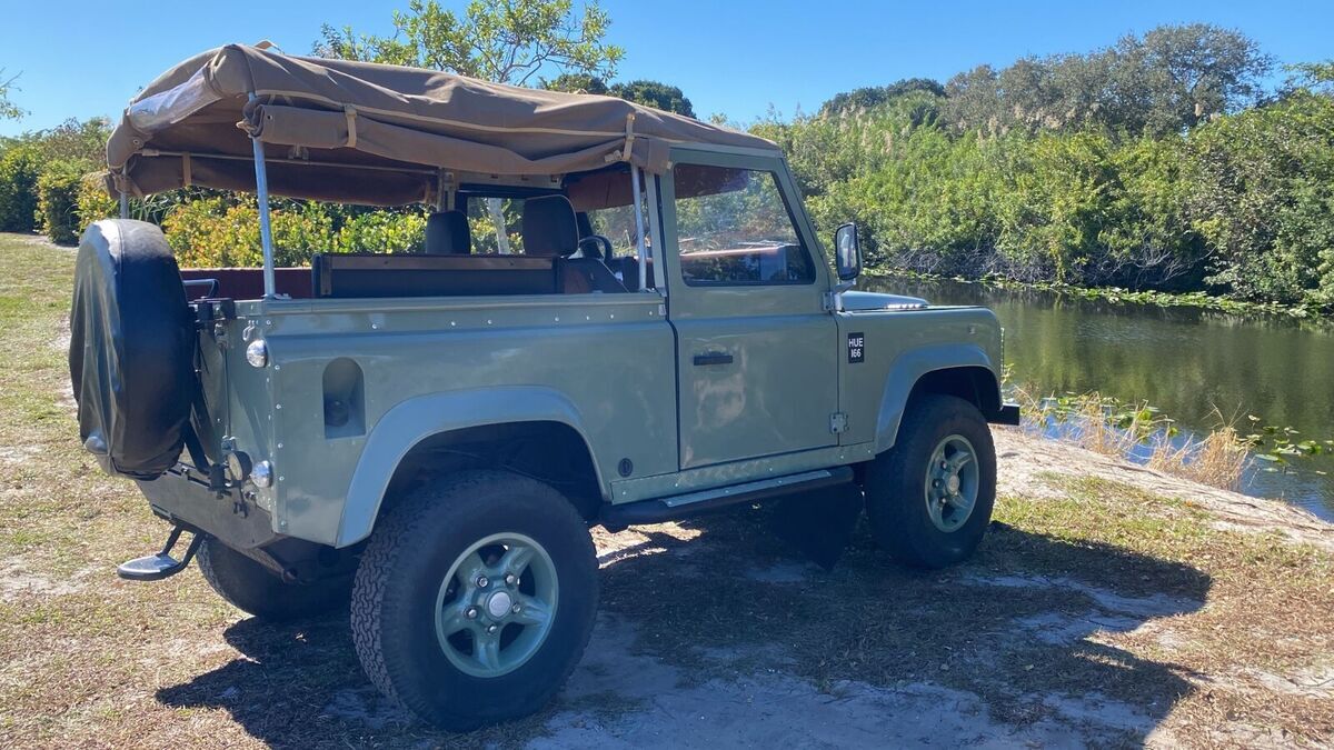 1900 Land Rover Defender - photo 3