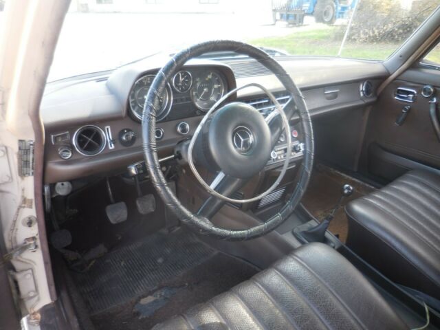 1969 Mercedes-Benz 200-Series 220D - photo 10