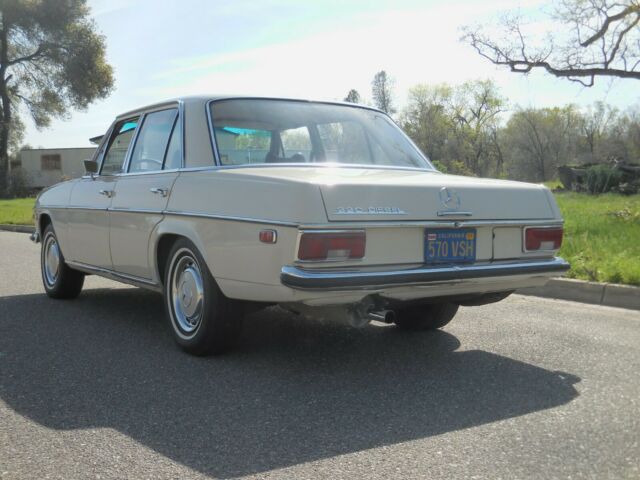 1969 Mercedes-Benz 200-Series 220D - photo 3