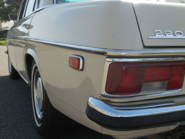 1969 Mercedes-Benz 200-Series 220D - photo 4