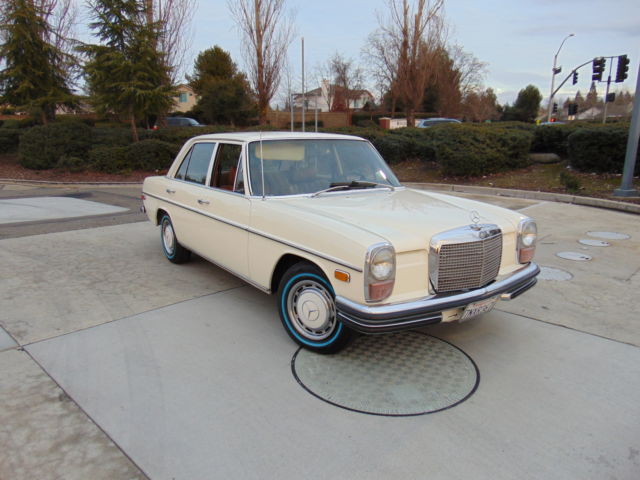 1971 Mercedes-Benz 200-Series
