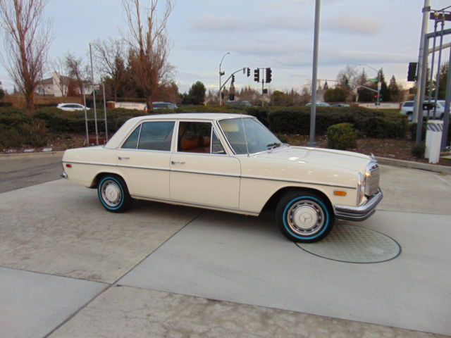 1971 Mercedes-Benz 200-Series - photo 2