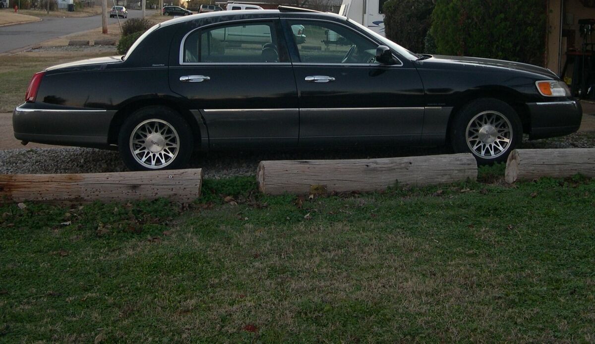 1900 Lincoln Town Car - photo 2