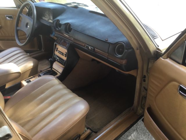 1984 Mercedes-Benz 200-Series - photo 12