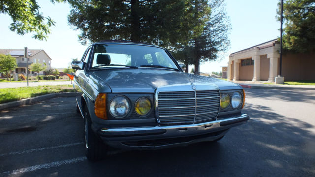 1984 Mercedes-Benz 200-Series EURO 230E LOW ORIGINAL MILES GARAGED PRISTINE - photo 4