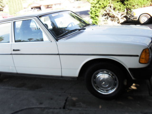 1980 Mercedes-Benz 200-Series - photo 6