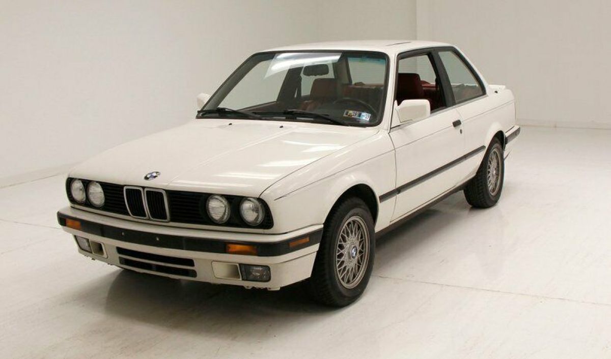 2.5 Liter Inline 6/Snazzy Red Leather/Alpineweiss Exterior/Daily Driver 1990 BMW 325 is