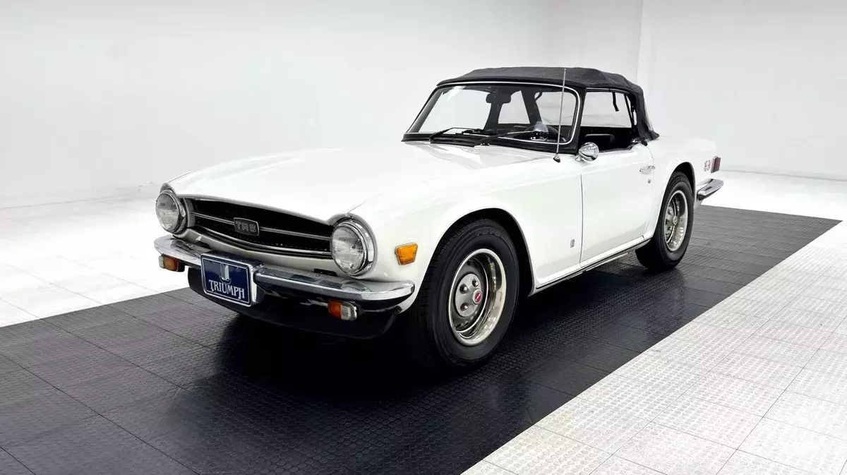 2.5L I6/Dual SU Carbs/4-Speed Manual/Power Front Disc Brakes/2 Seater Fun 1975 Triumph TR-6 Roadster