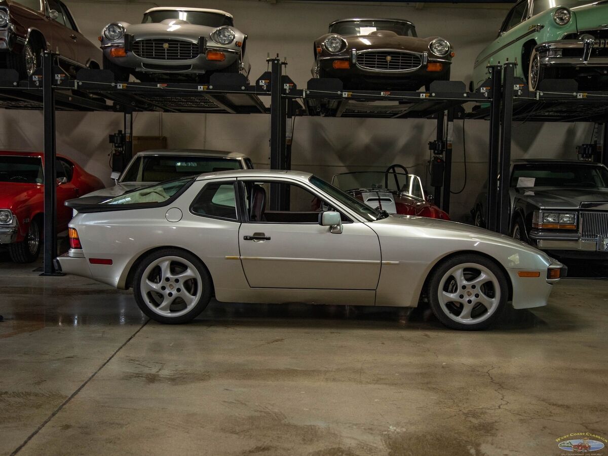 1987 Porsche 944 5 spd Coupe with 27K original miles - photo 3