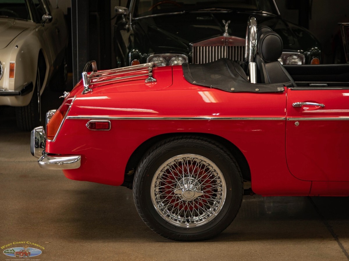 1973 MG B Custom 2 door Convertible Roadster - photo 2