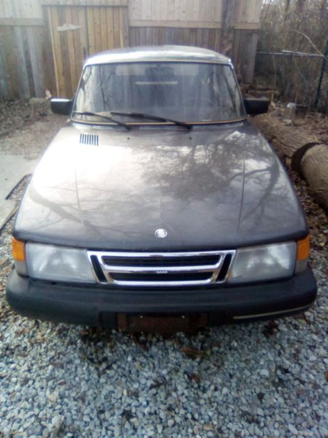 2x Saab 900 s! 90 & 92 classic Swedish hatchbacks.1 w/ NO rust. Both need work 1990 Saab 900