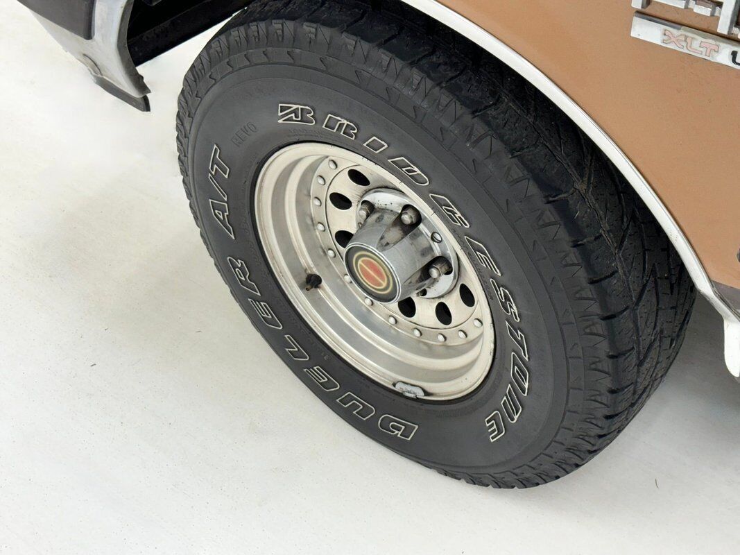 1990 Ford F-150 XLT Lariat Pickup - photo 11