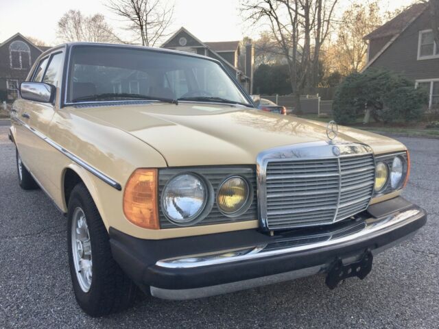 1982 Mercedes-Benz 300-Series 300D SUPER CLEAN ORIGINAL SURVIVOR ONE OWNER - photo 2