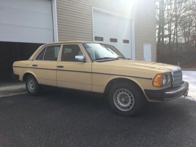 1985 Mercedes-Benz 300-Series 300D SUPER CLEAN SURVIVOR WELL MAINTAINED GARAGED - photo 5