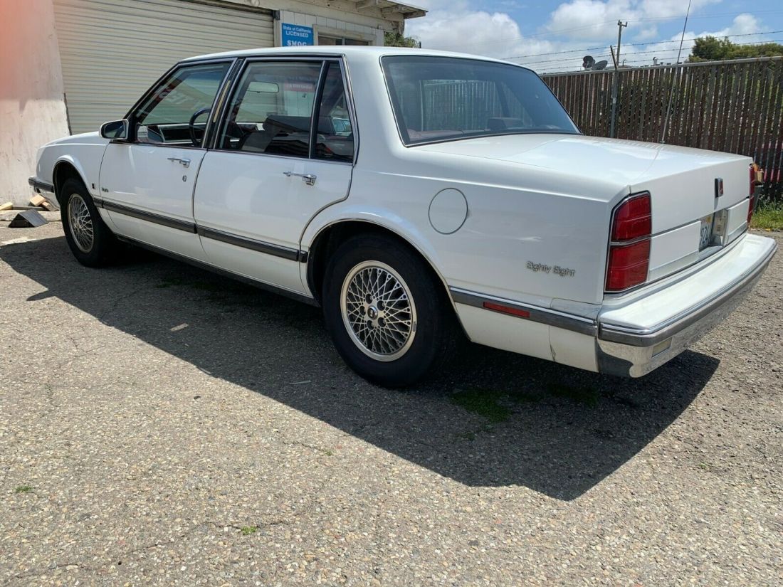 1989 Oldsmobile Eighty-Eight Royale Brougham - photo 2
