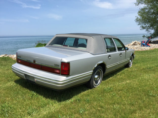 1992 Lincoln Town Car - photo 12