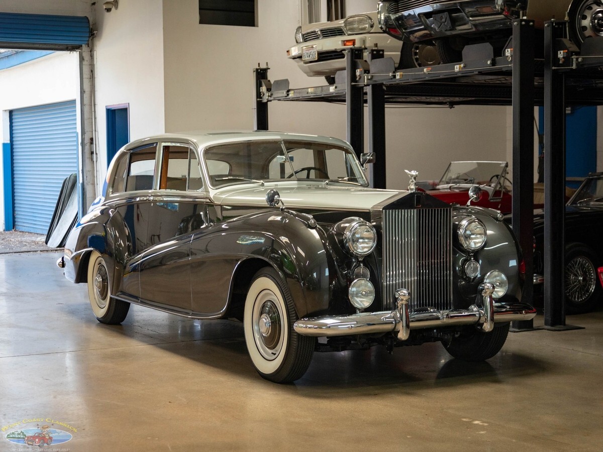 1955 Rolls-Royce Silver Dawn Lightweight H.J. Mulliner Coachbuilt 4 Door Sedan - photo 10