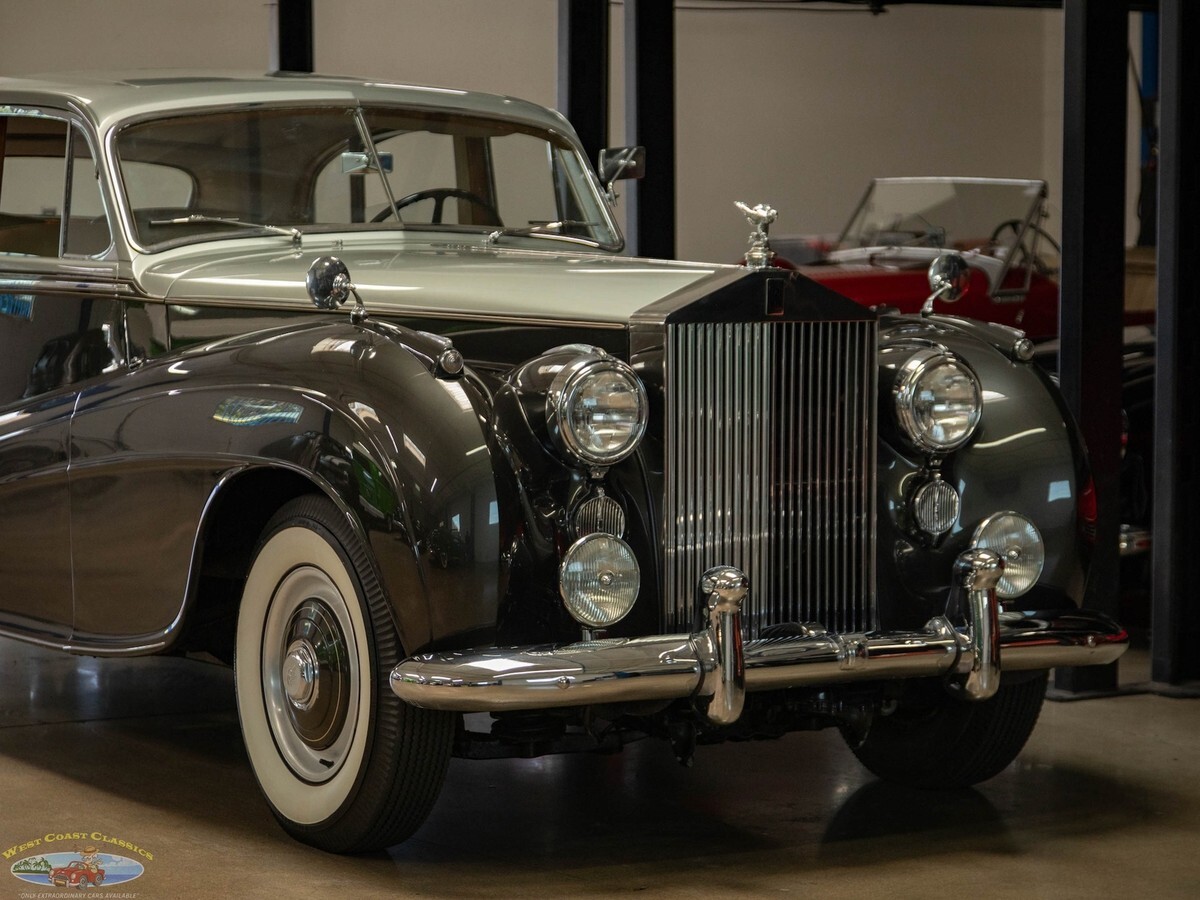 1955 Rolls-Royce Silver Dawn Lightweight H.J. Mulliner Coachbuilt 4 Door Sedan - photo 12