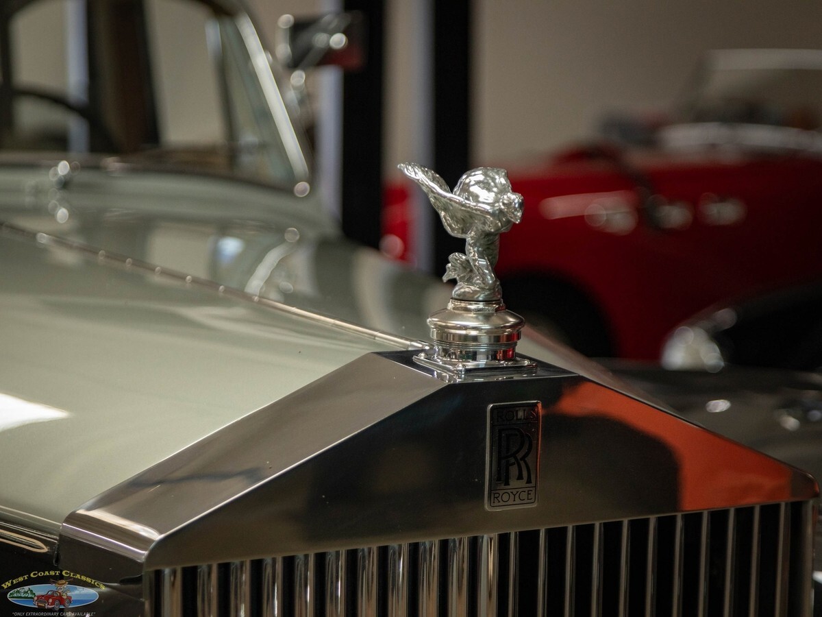 1955 Rolls-Royce Silver Dawn Lightweight H.J. Mulliner Coachbuilt 4 Door Sedan - photo 13