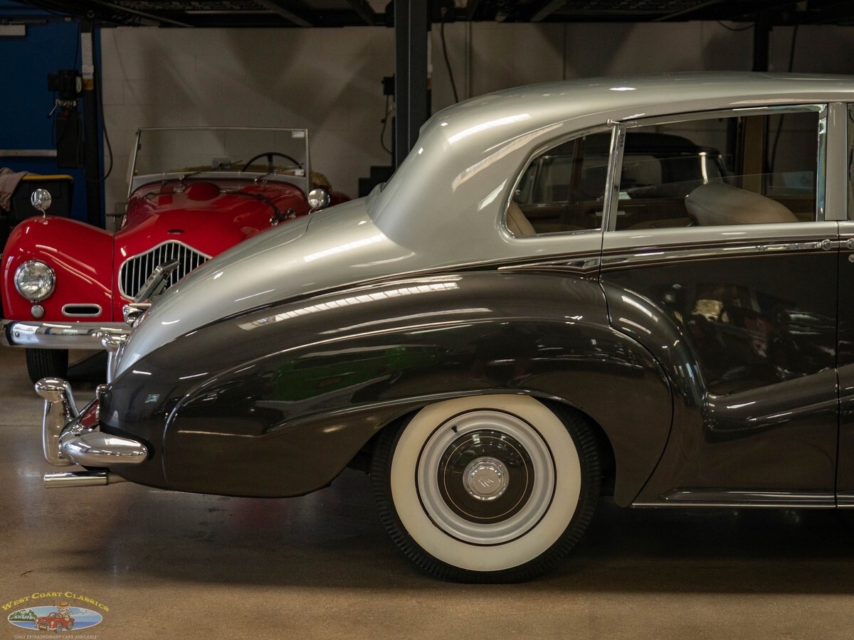 1955 Rolls-Royce Silver Dawn Lightweight H.J. Mulliner Coachbuilt 4 Door Sedan - photo 2