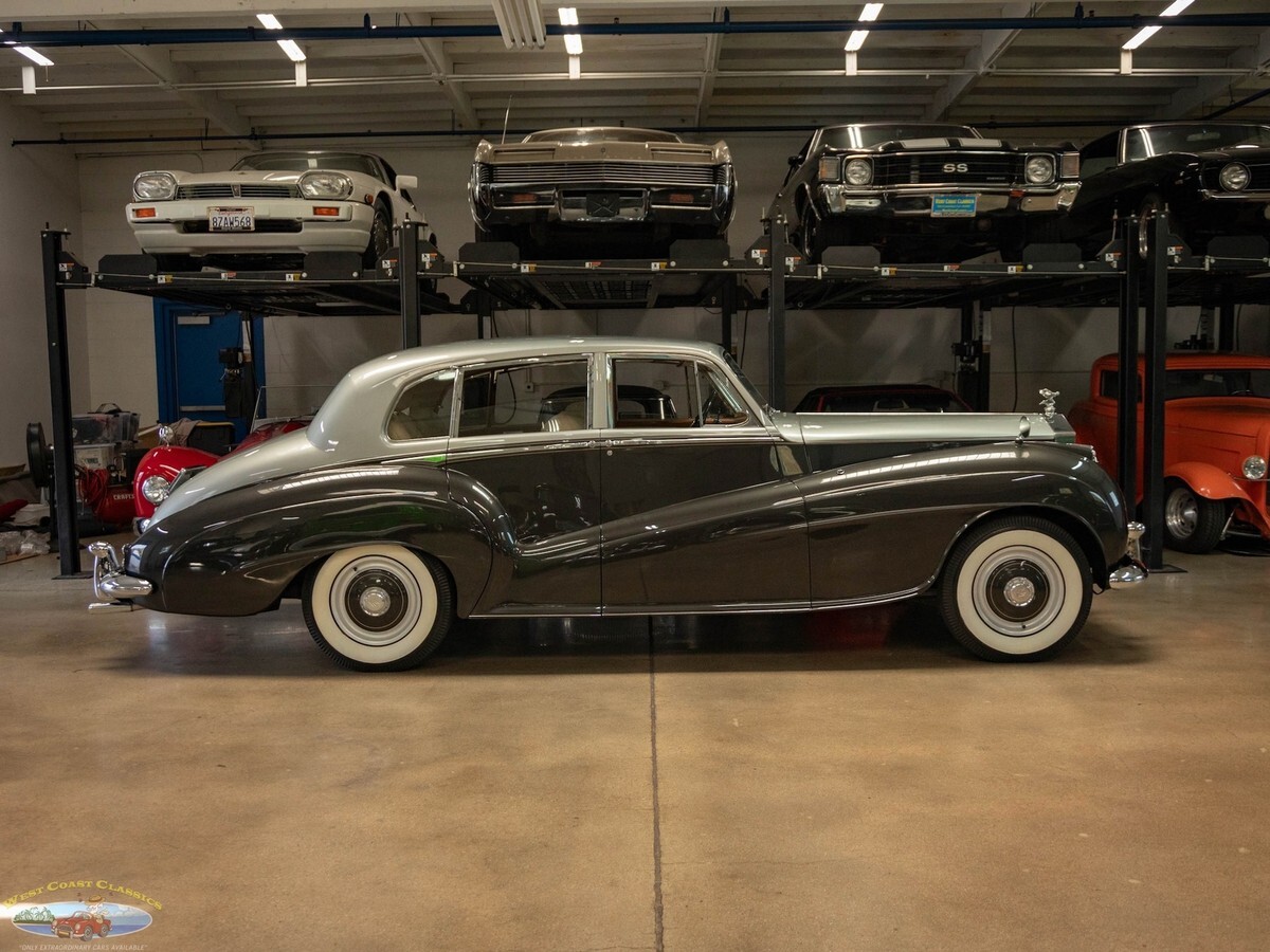 1955 Rolls-Royce Silver Dawn Lightweight H.J. Mulliner Coachbuilt 4 Door Sedan - photo 3