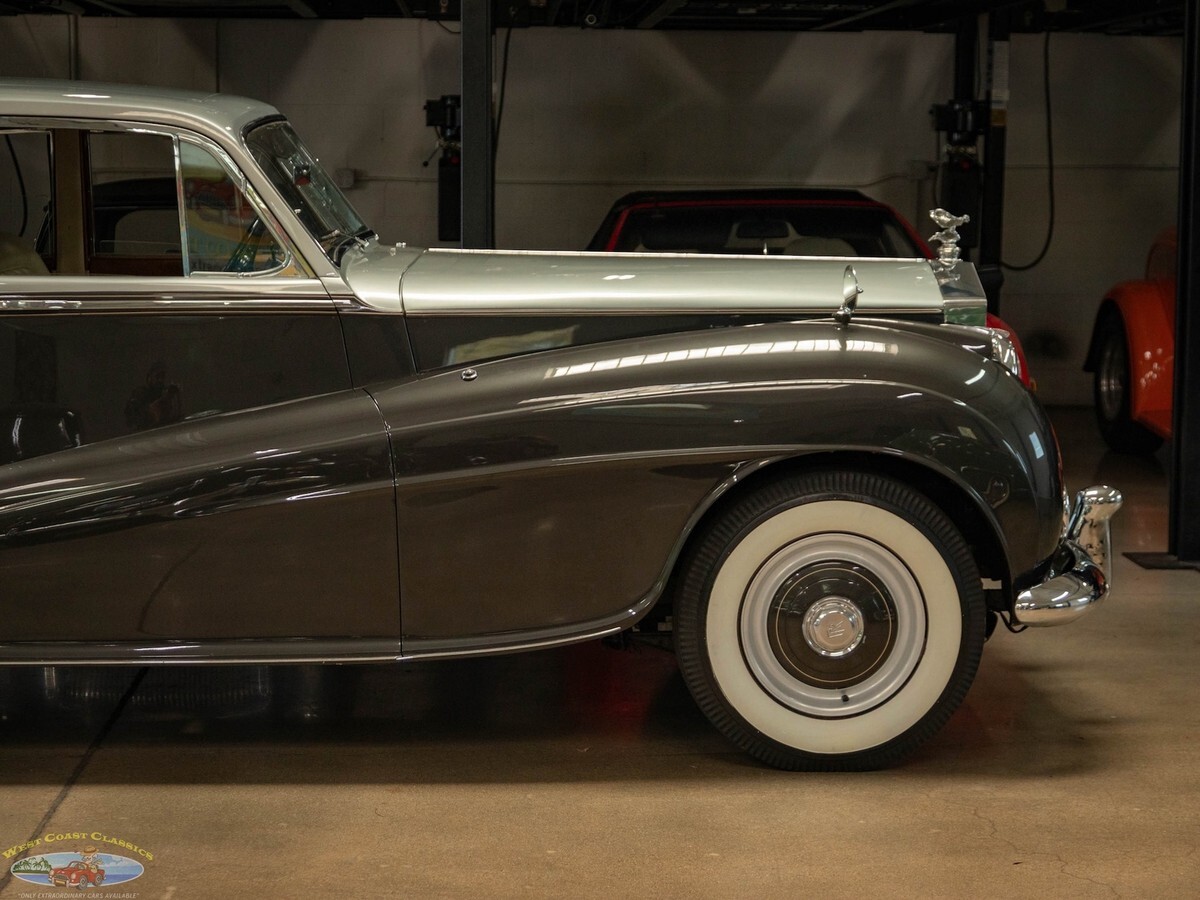1955 Rolls-Royce Silver Dawn Lightweight H.J. Mulliner Coachbuilt 4 Door Sedan - photo 4