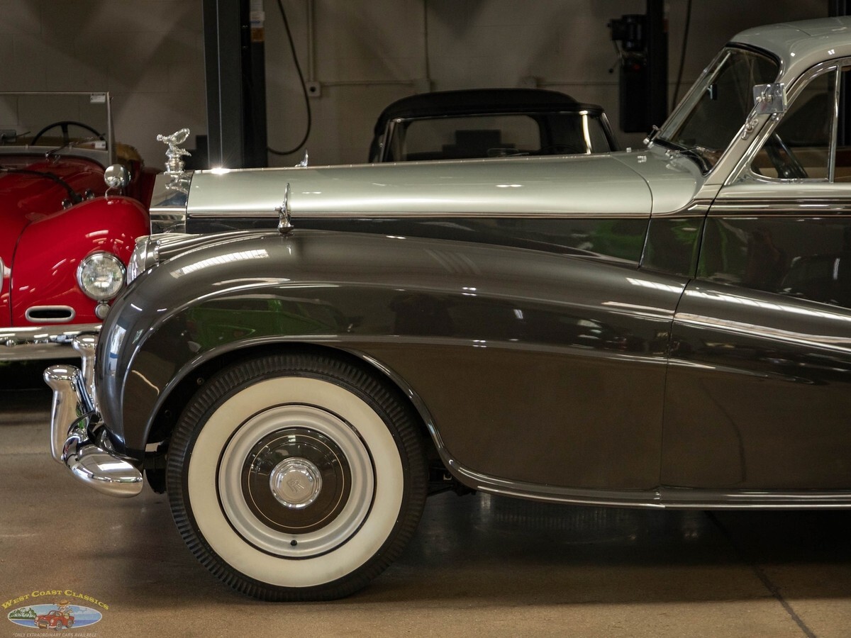 1955 Rolls-Royce Silver Dawn Lightweight H.J. Mulliner Coachbuilt 4 Door Sedan - photo 5