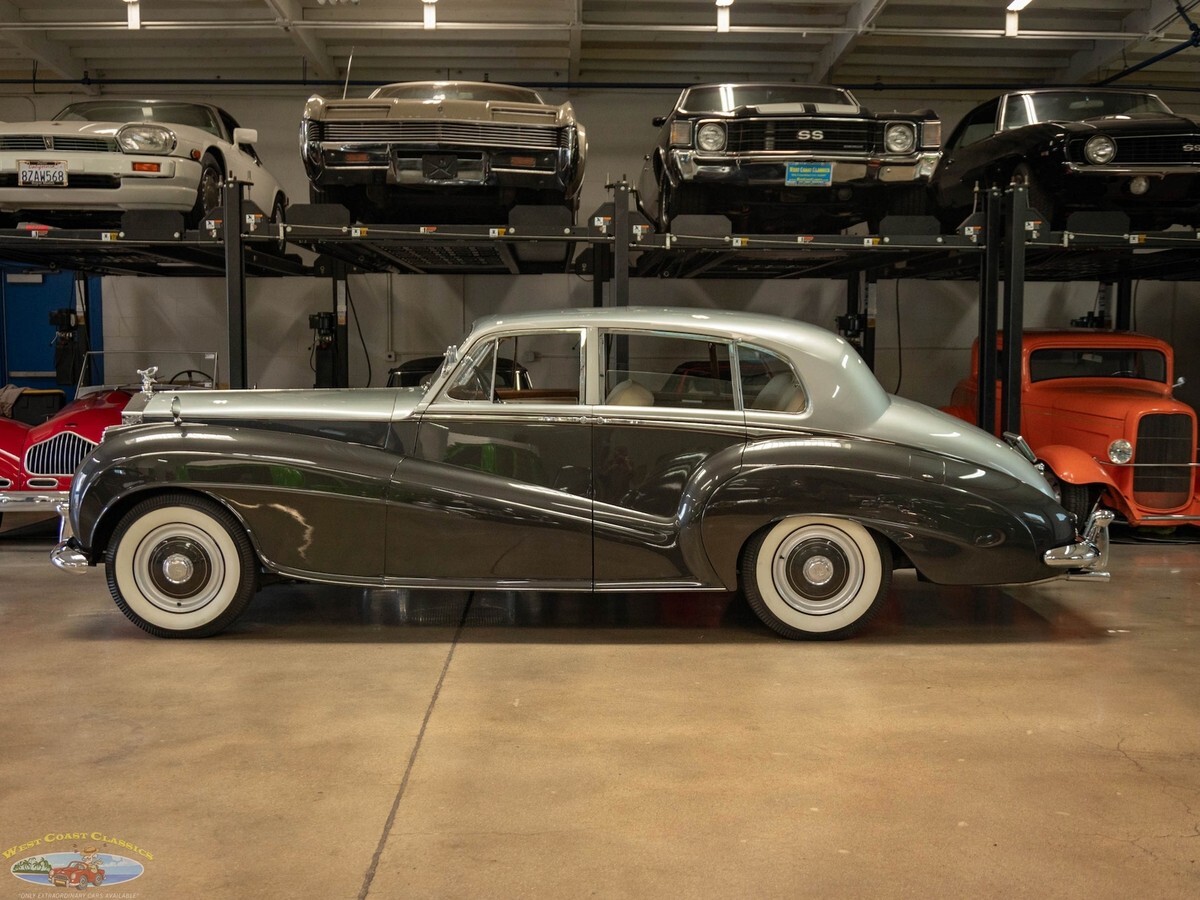 1955 Rolls-Royce Silver Dawn Lightweight H.J. Mulliner Coachbuilt 4 Door Sedan - photo 6