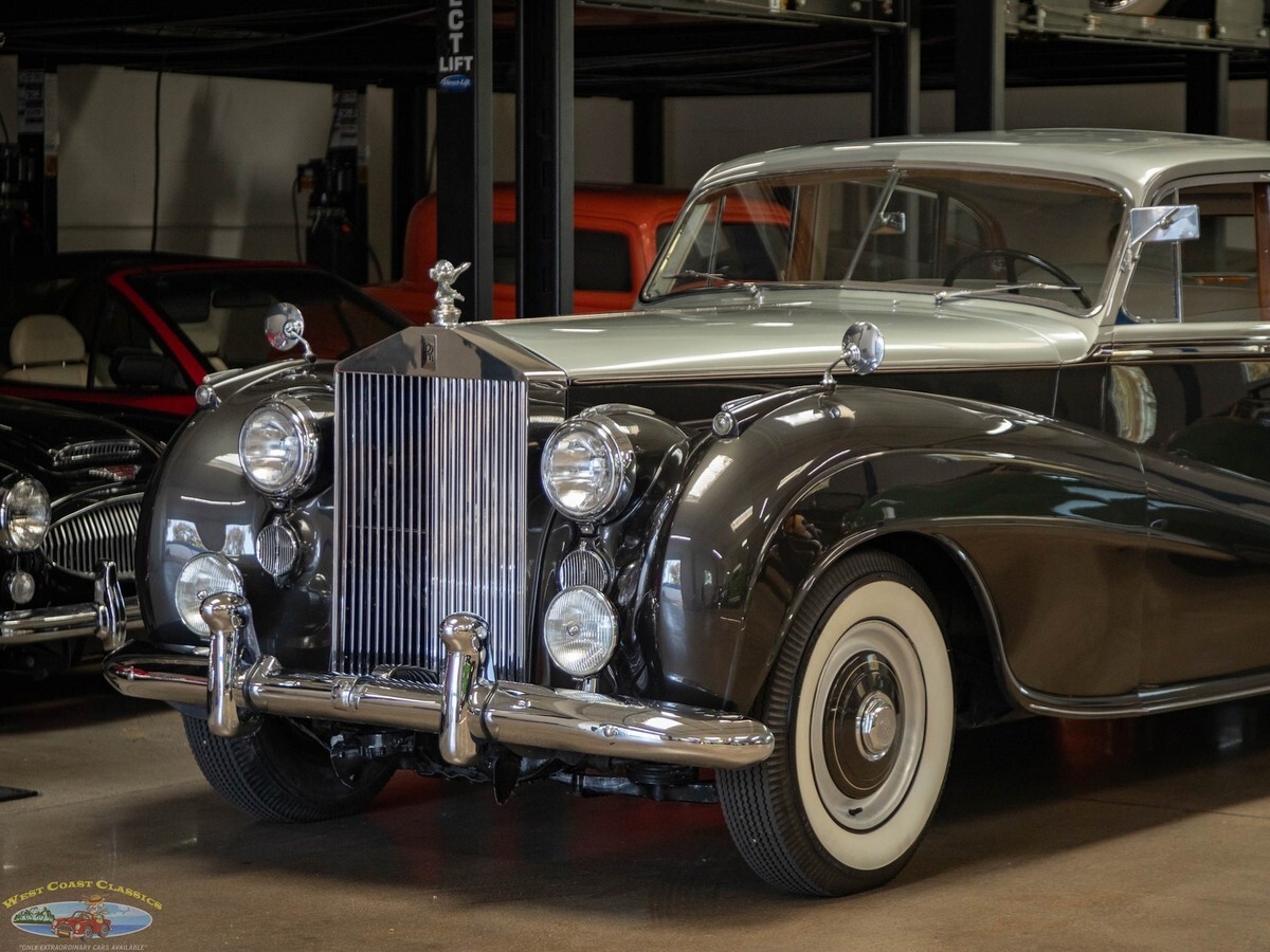 1955 Rolls-Royce Silver Dawn Lightweight H.J. Mulliner Coachbuilt 4 Door Sedan - photo 8