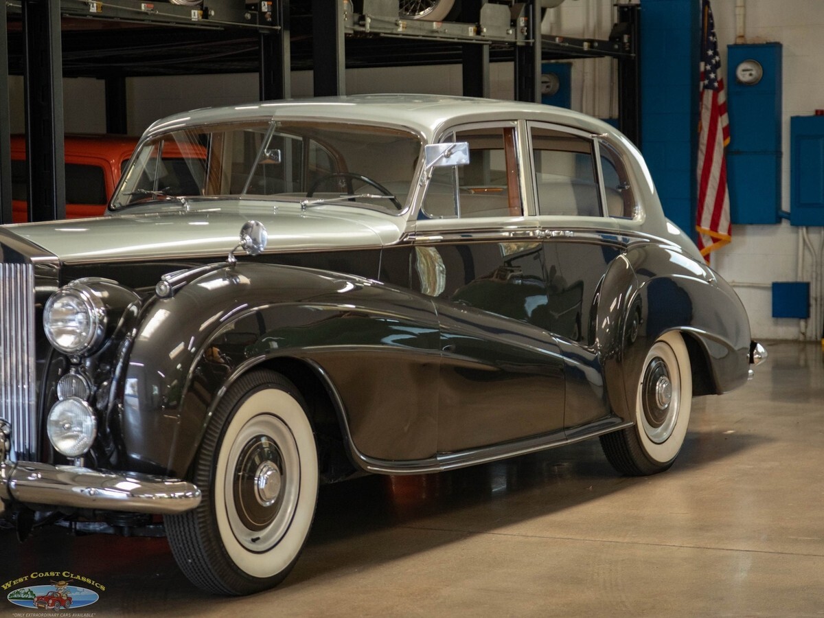 1955 Rolls-Royce Silver Dawn Lightweight H.J. Mulliner Coachbuilt 4 Door Sedan - photo 9