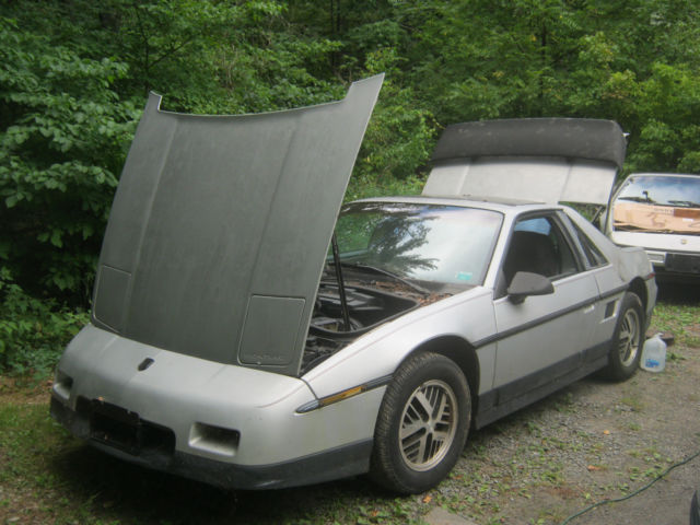 4 Cyl 2.5L Automatic 120k. Parts or Project. As Is. 1986 Pontiac Fiero SE