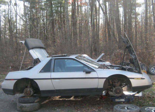 1986 Pontiac Fiero SE - photo 2