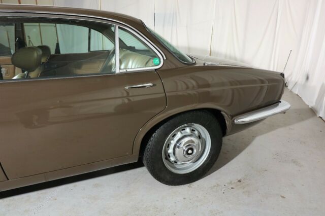 1976 Jaguar XJ6 - photo 11