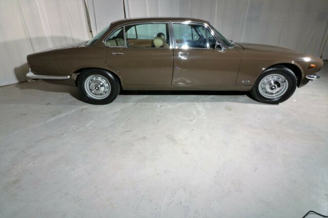 1976 Jaguar XJ6 - photo 2