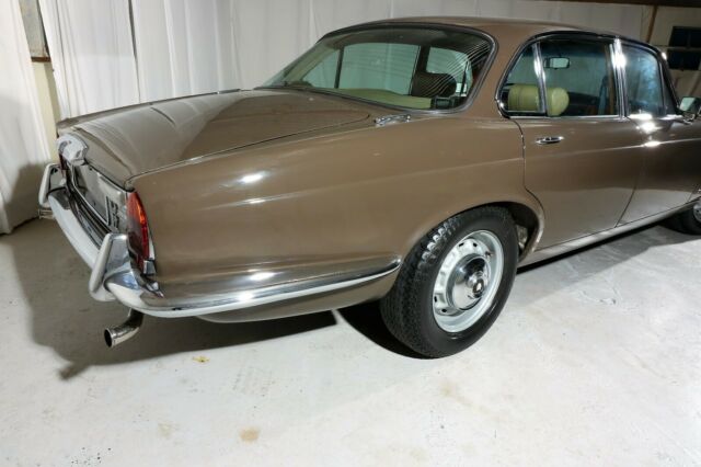 1976 Jaguar XJ6 - photo 3