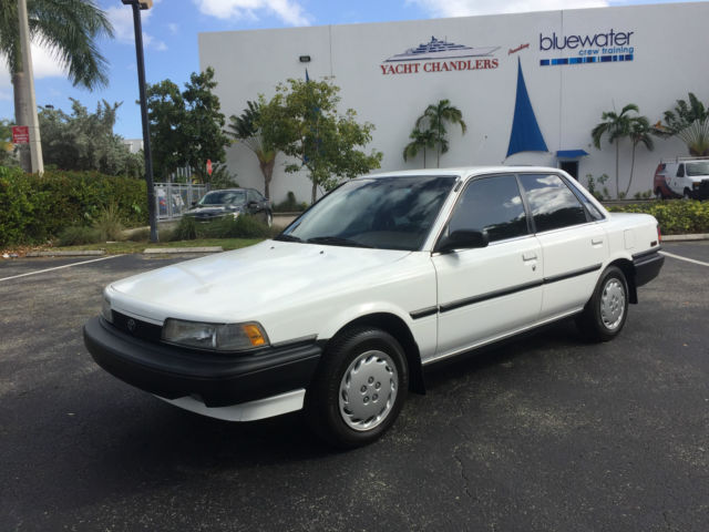 1990 Toyota Camry DLX - Deluxe Edition - 4 Door Touring Sedan (V20)