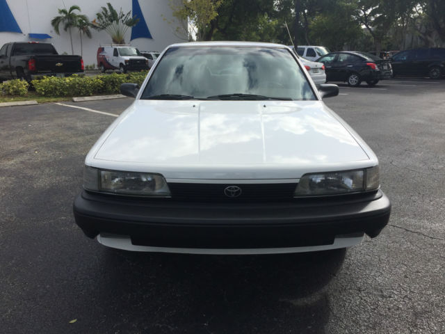 1990 Toyota Camry DLX - Deluxe Edition - 4 Door Touring Sedan (V20) - photo 2