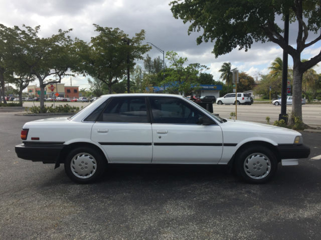 1990 Toyota Camry DLX - Deluxe Edition - 4 Door Touring Sedan (V20) - photo 4