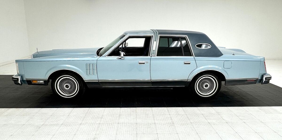 1980 Lincoln Continental Mark VI Sedan - photo 2