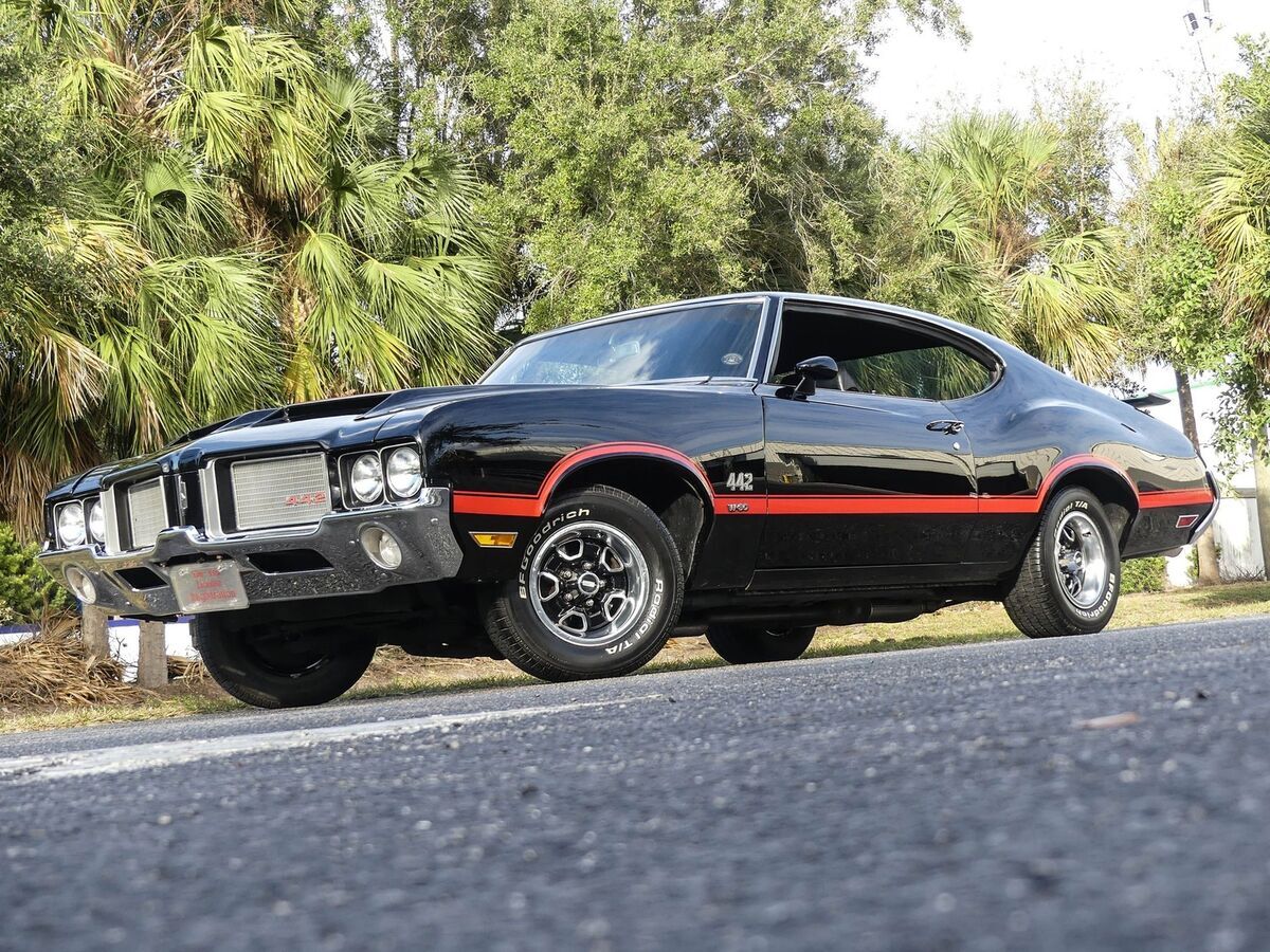 455 CID V8, Turbo 400, 12-bolt with 3.55 Posi. A/C, power steering, power brakes 1972 Oldsmobile Cutlass 442 W30 Tribute
