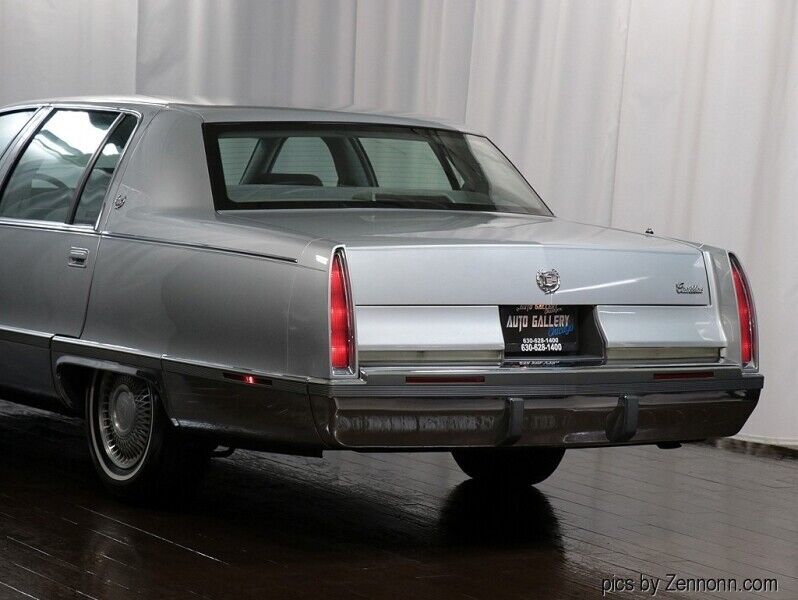 1993 Cadillac Fleetwood 4dr Sedan - photo 10