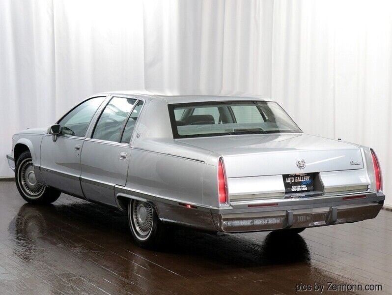 1993 Cadillac Fleetwood 4dr Sedan - photo 11