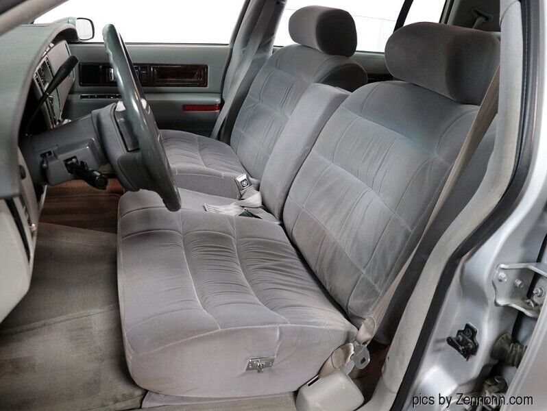 1993 Cadillac Fleetwood 4dr Sedan - photo 12