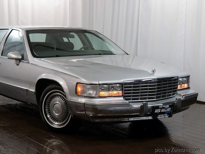 1993 Cadillac Fleetwood 4dr Sedan - photo 2