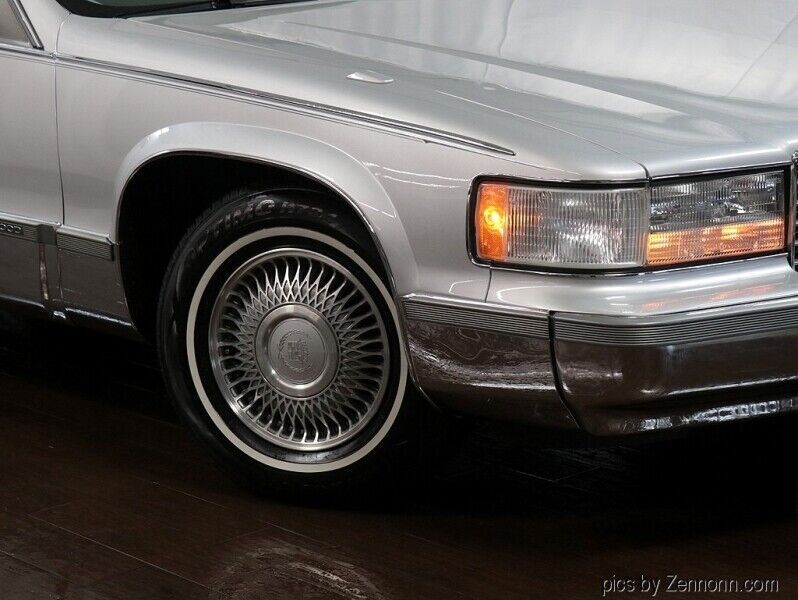 1993 Cadillac Fleetwood 4dr Sedan - photo 3