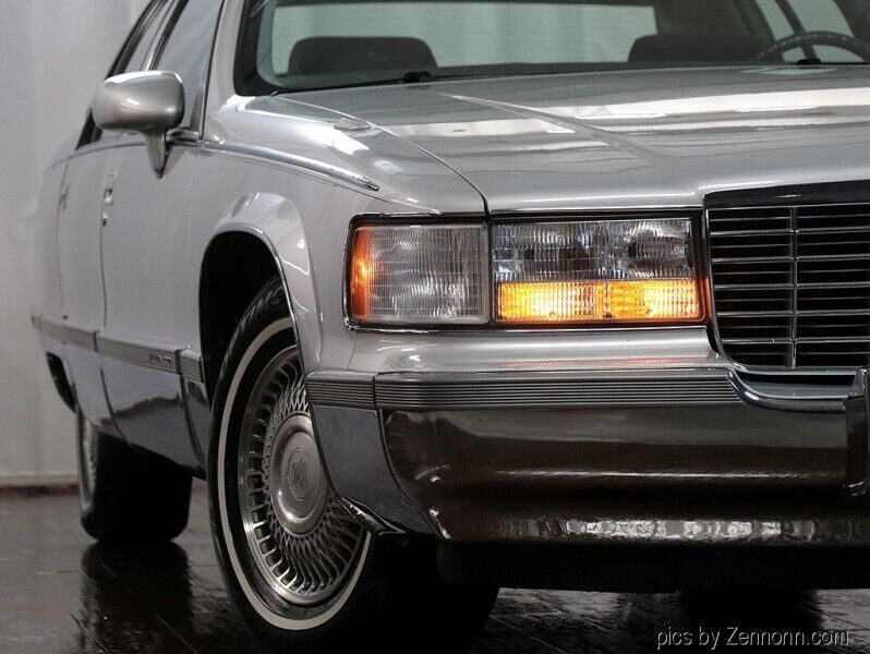 1993 Cadillac Fleetwood 4dr Sedan - photo 4