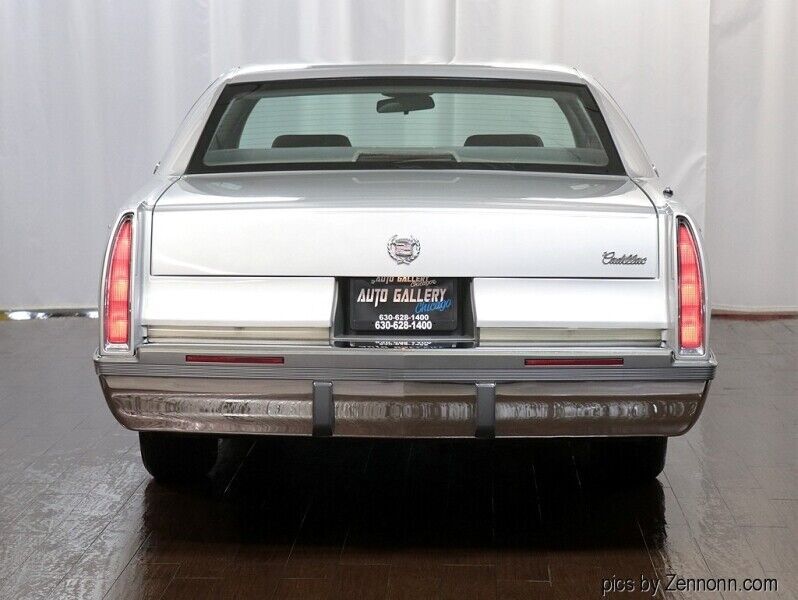 1993 Cadillac Fleetwood 4dr Sedan - photo 8
