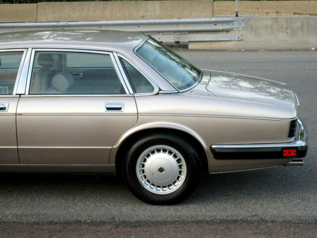 1991 Jaguar XJ 4dr Sedan Vanden Plas - photo 9