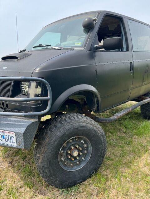 4x4 lifted Astro Van , Overlanding zombie vehicle off road trail riding 1988 GMC Safari